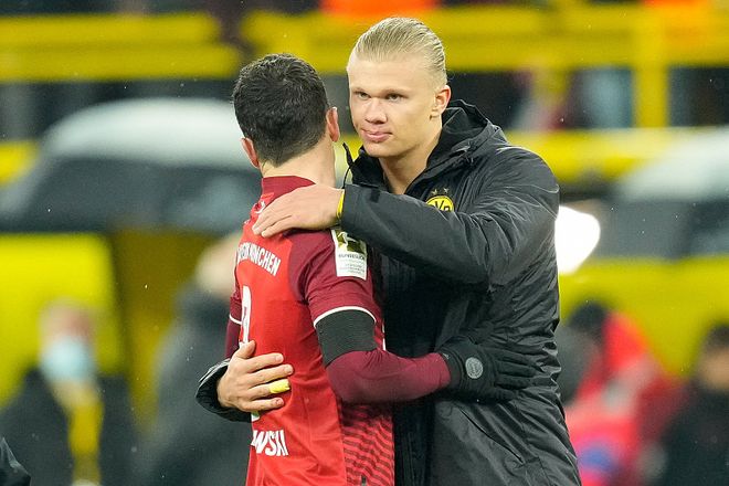 赛后留在狼队主场加练的曼联替补们！ 加油！（曼联替补赛后留守狼队主场加练，继续加油！）