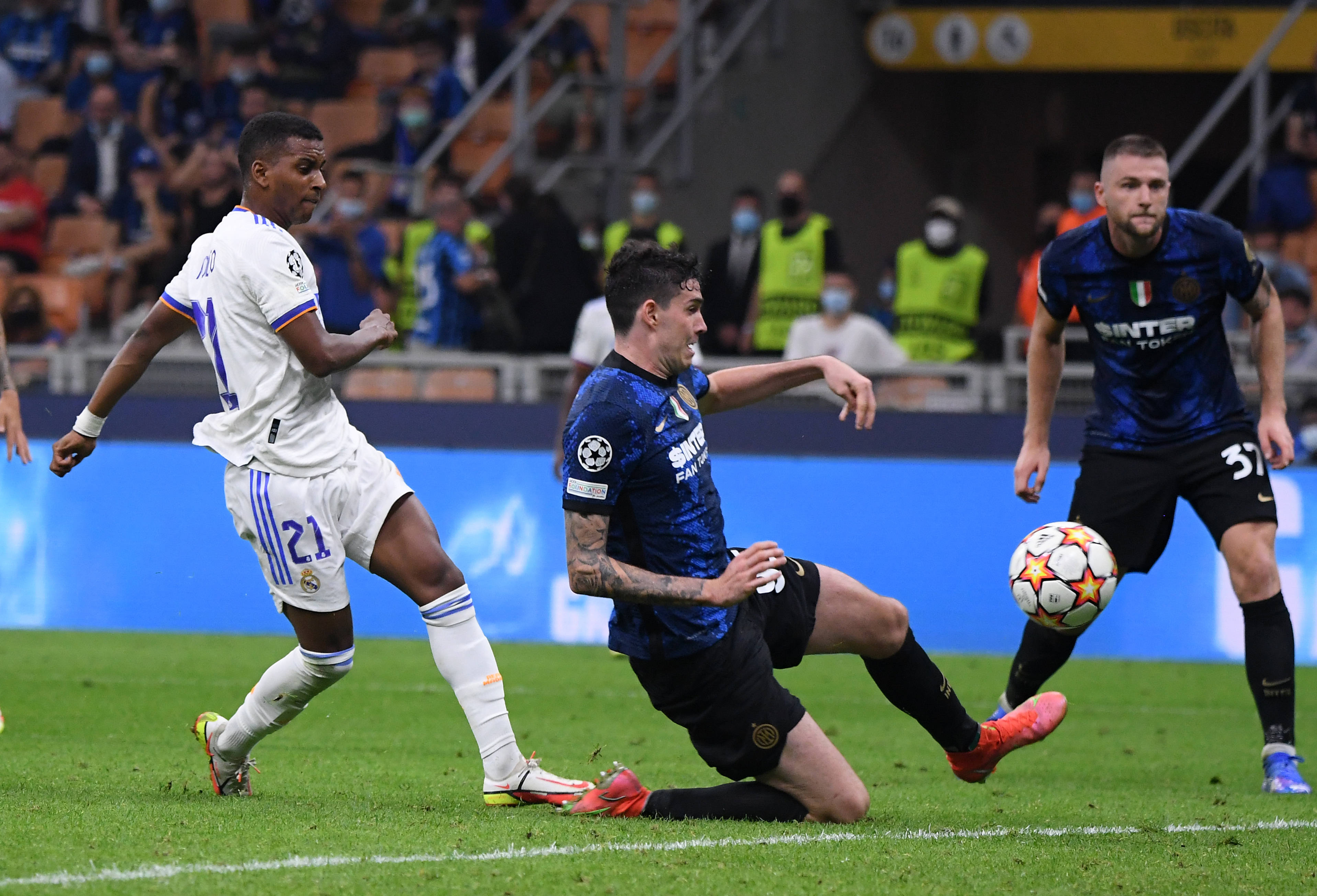 林德布拉德代表小红牛参加阿布扎比测试，明年进军F1（林德布拉德将代表小红牛出战阿布扎比测试，明年正式登陆F1）