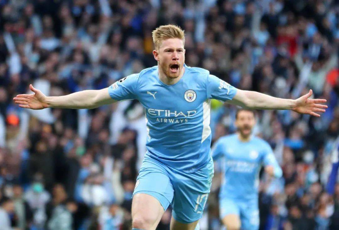 热刺为孙兴慜在街头绘制壁画，动作为其经典庆祝+捧杯（热刺致敬孙兴慜：街头壁画定格标志性庆祝与捧杯瞬间）