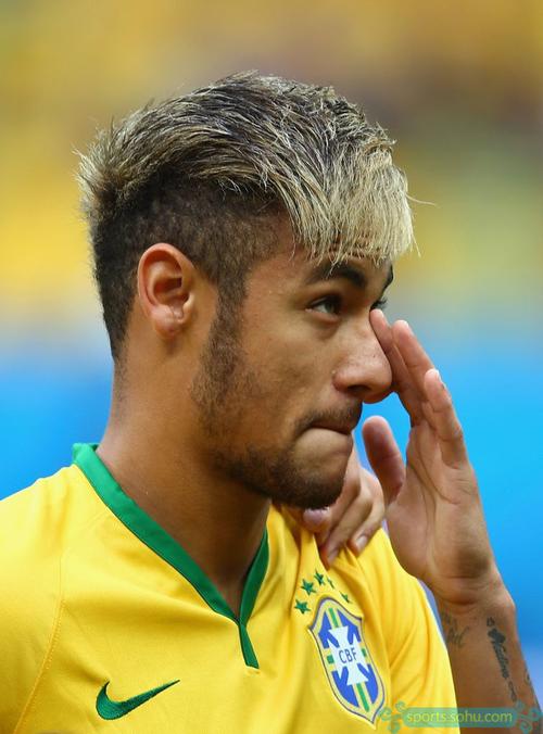 足球欧洲豪门爆发争吵，队内矛盾浮出水面（欧洲足坛豪门更衣室冲突升级，内部矛盾浮现）