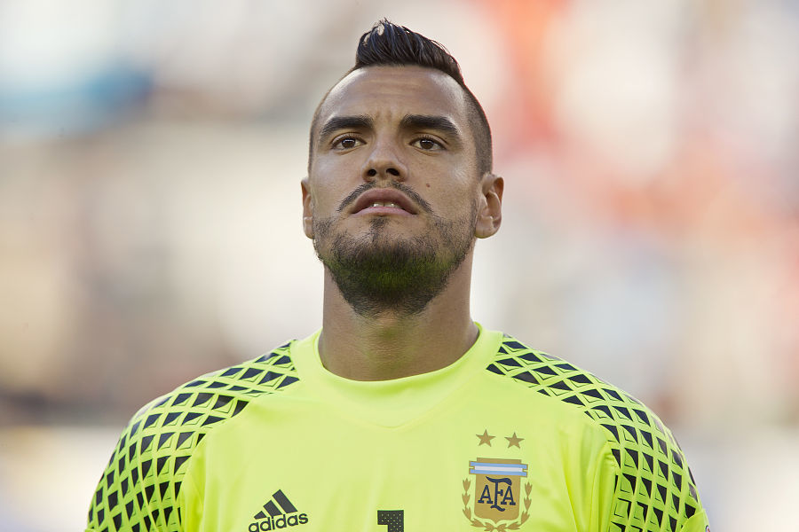 詹姆斯篮板抢断关键时刻锁定胜局（詹姆斯关键篮板与抢断终结悬念）