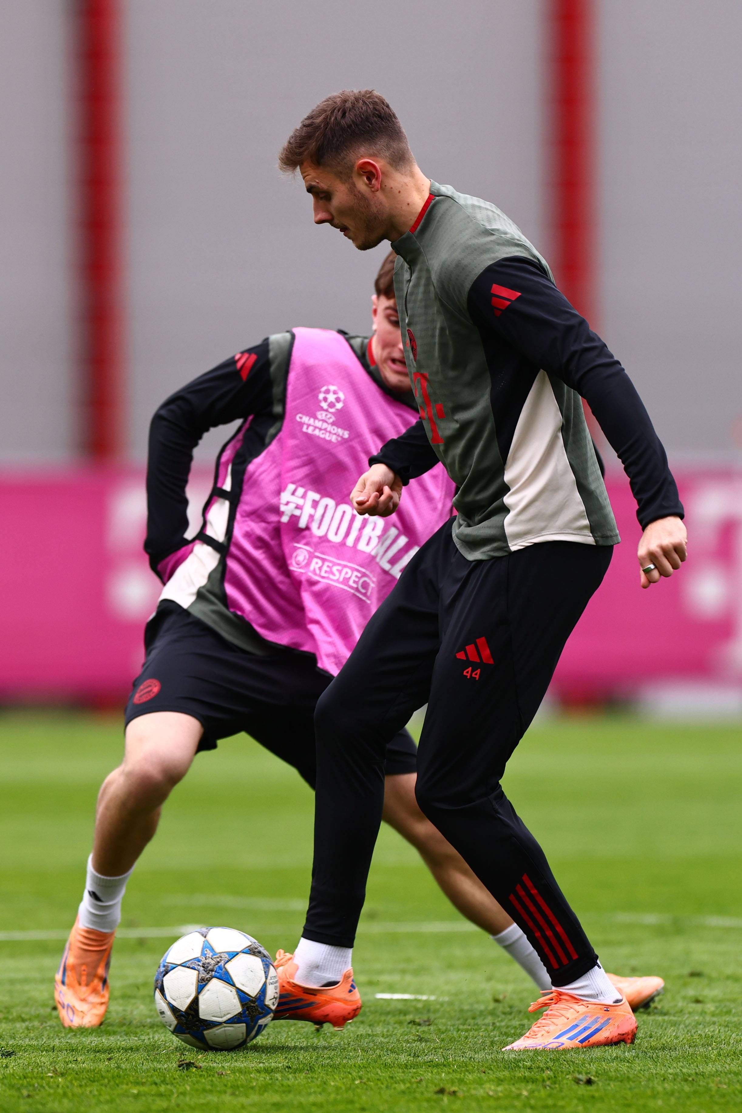 意甲战报：佛罗伦萨遭逆转1-3不敌萨索洛，连续14轮不胜（意甲简讯：佛罗伦萨1-3遭萨索洛翻盘，连续14轮未尝胜绩）