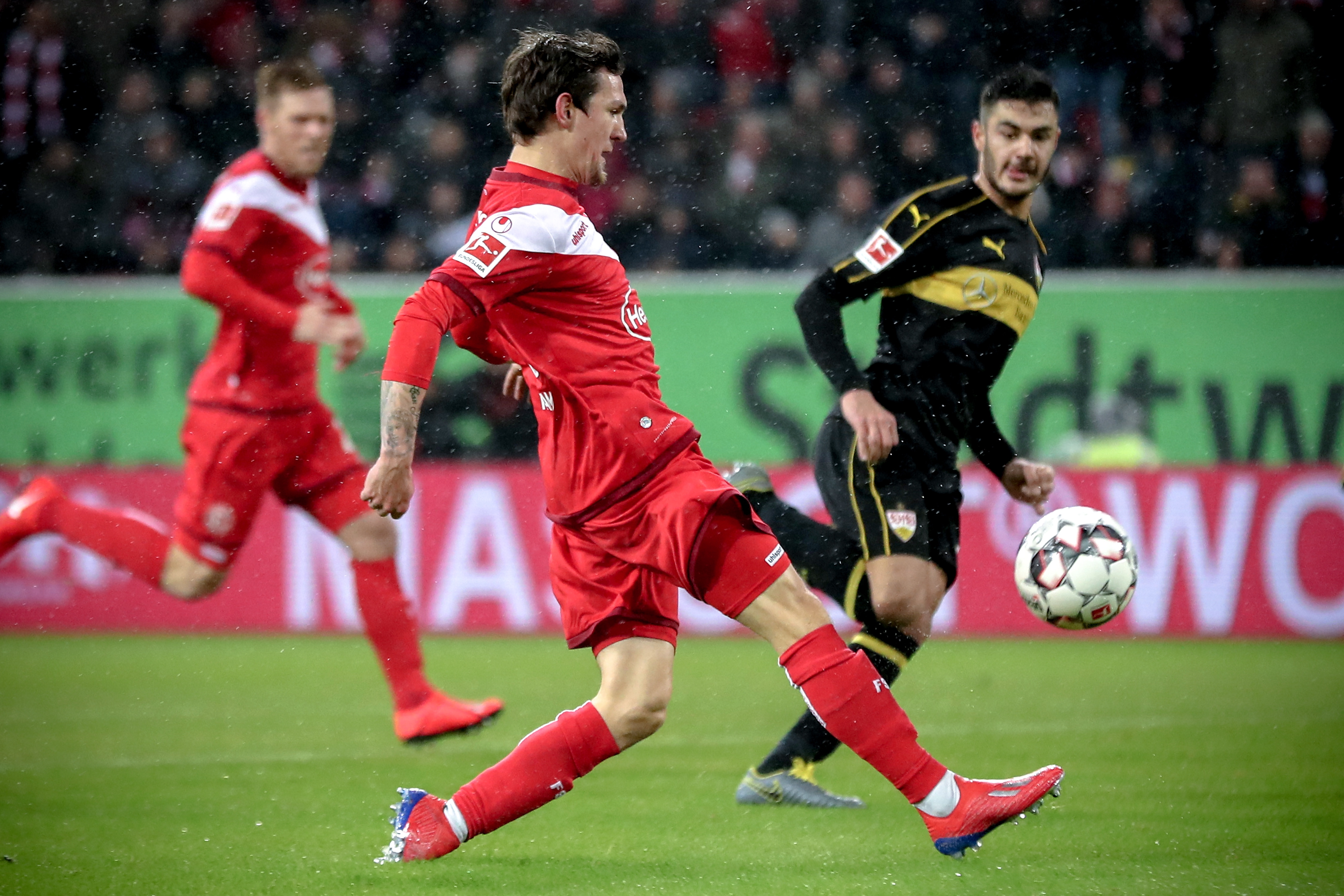 跟队记者：尤文仍在重点关注迈尼昂，球员的续约谈判陷入停滞（跟队记者：尤文持续关注迈尼昂，球员续约谈判已停摆）