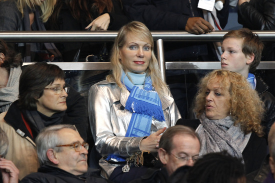 热刺为孙兴慜在街头绘制壁画，动作为其经典庆祝+捧杯（热刺致敬孙兴慜：街头壁画定格标志性庆祝与捧杯瞬间）