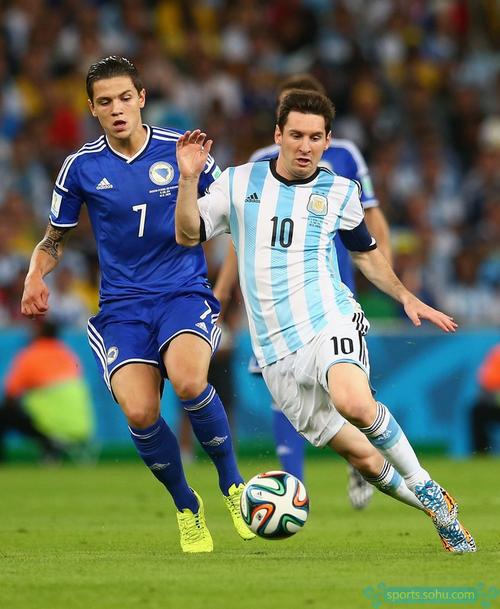 荣耀时刻，网球名将阿尔卡拉斯为迈阿密颁发美职联东部冠军奖杯（荣耀加冕：阿尔卡拉斯为迈阿密颁发美职联东部冠军奖杯）