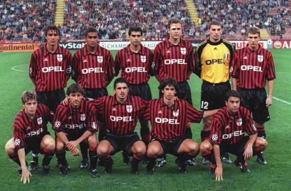 内马尔赛前牵着自己的女儿马维入场，之后还给女儿比心（赛前温情一幕：内马尔牵女儿马维入场并隔空比心）