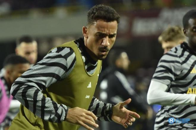 图片报：乌尔比希佩戴特制眼镜与耳罩训练，为了提高专注力