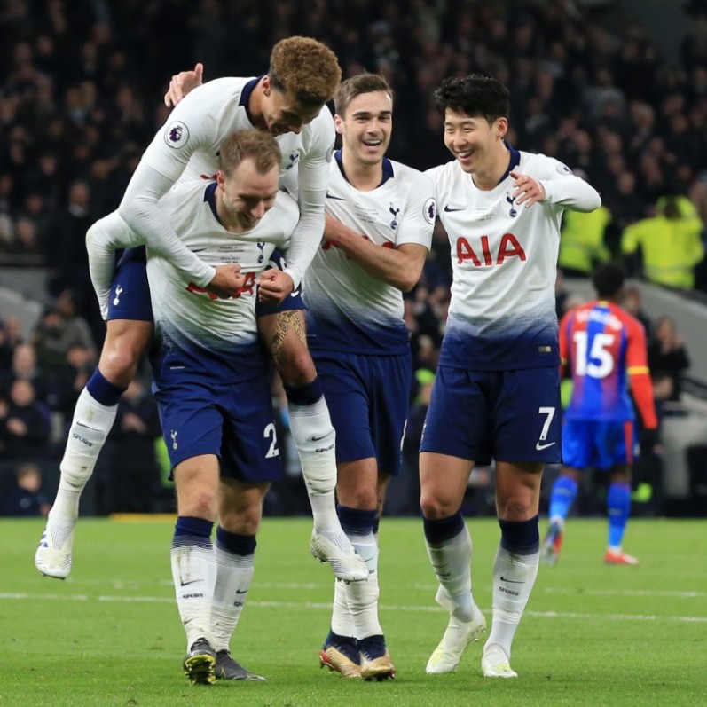 塞维利亚德比前双方极端球迷发生冲突，爆发斗殴并投掷焰火（塞维利亚德比前夕，双方极端球迷对峙升级为斗殴并投掷焰火）